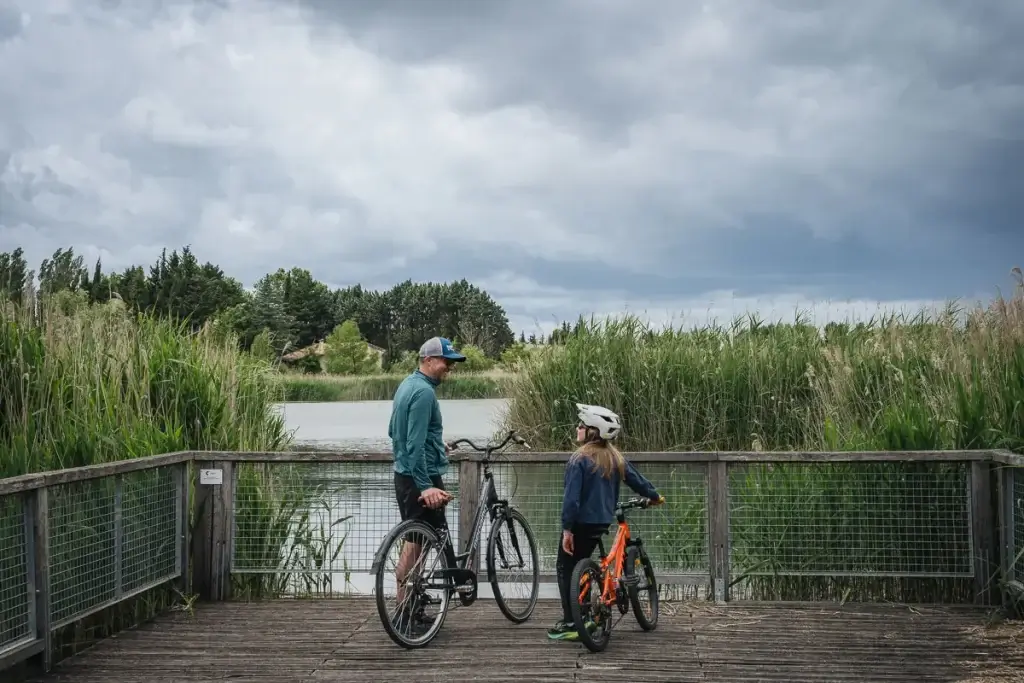 balade à vélo en famille le long du lac de Monteux pendant notre journée sur la Via Venaissia