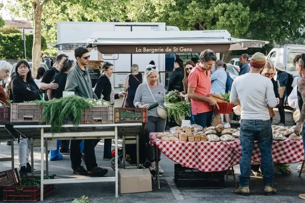 Ambiance animée du marché des producteurs de Pernes-les-Fontaines un mercredi soir
