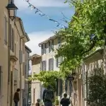 Balade dans une ruelle ornée de fanions à Pernes-les-Fontaines lors de la Mission GESTE artisans d'art