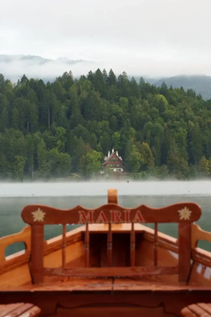 vue depuis une barque sur un chalet en bois sur les rives du lac de Bled