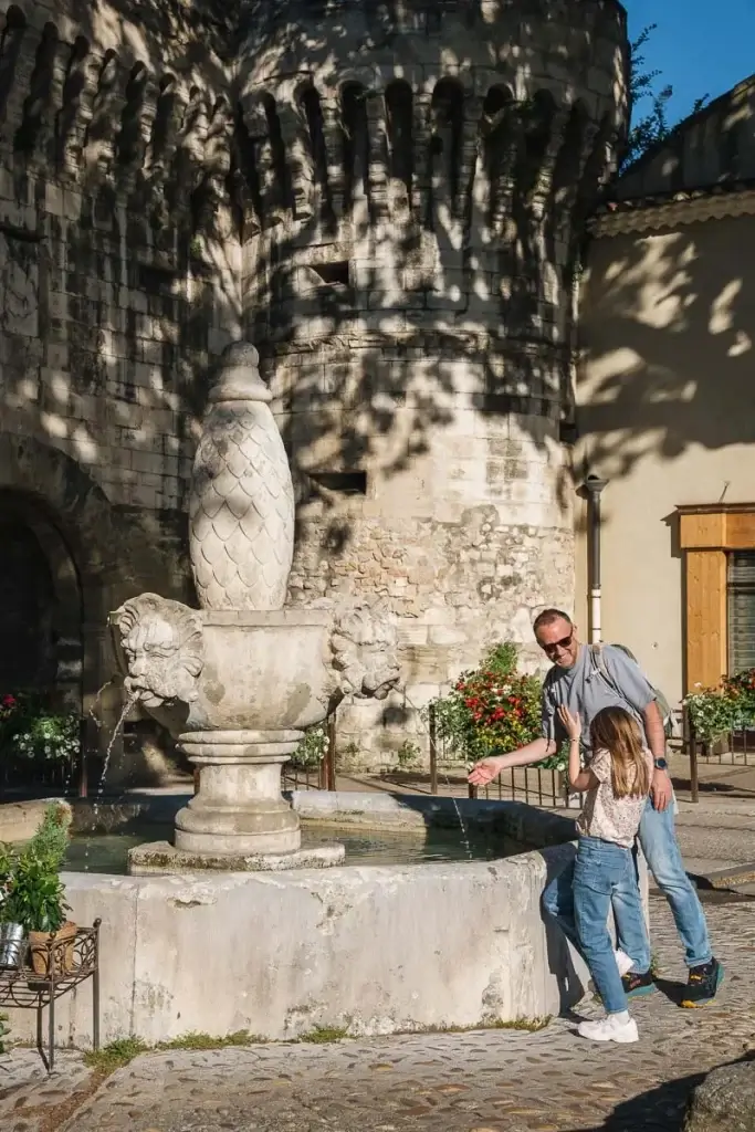 famille devant une fontaine à Pernes-les-Fontaines aux portes du Mont Ventoux