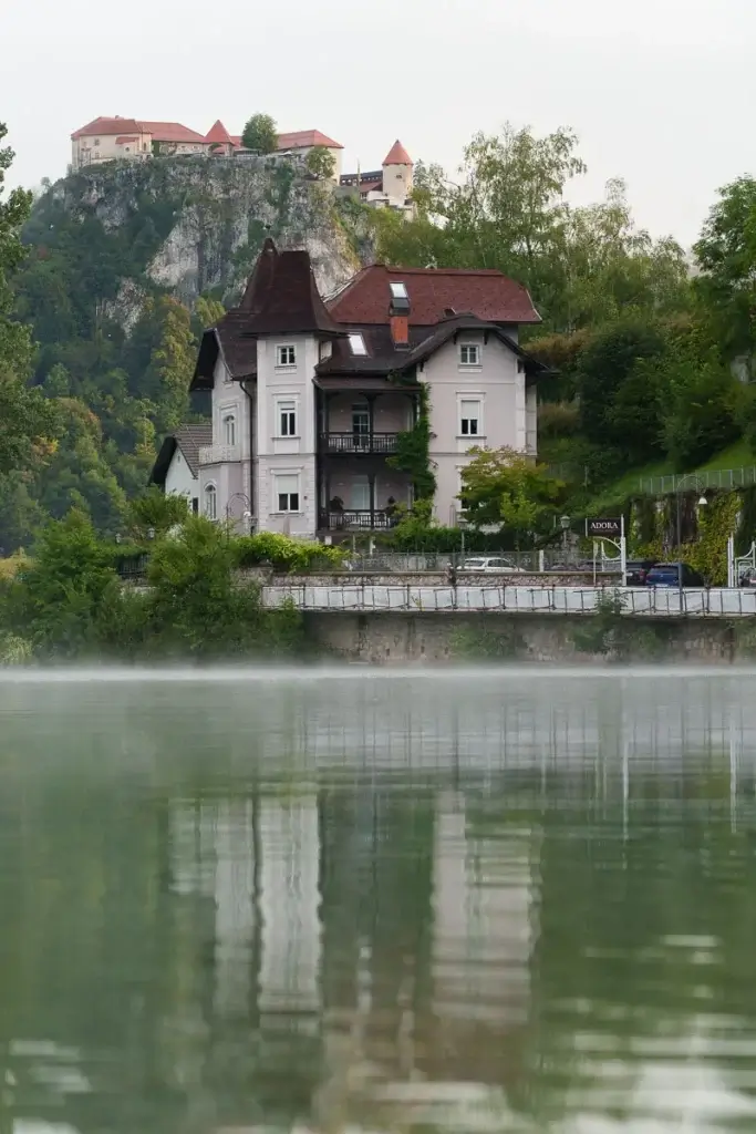 Villa typique slovène sur les rives du lac de Bled