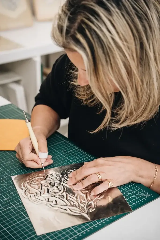 Soumia, sculptrice de métal repoussé à Pernes-les-Fontaines, dans son atelier d'artisanat d'art
