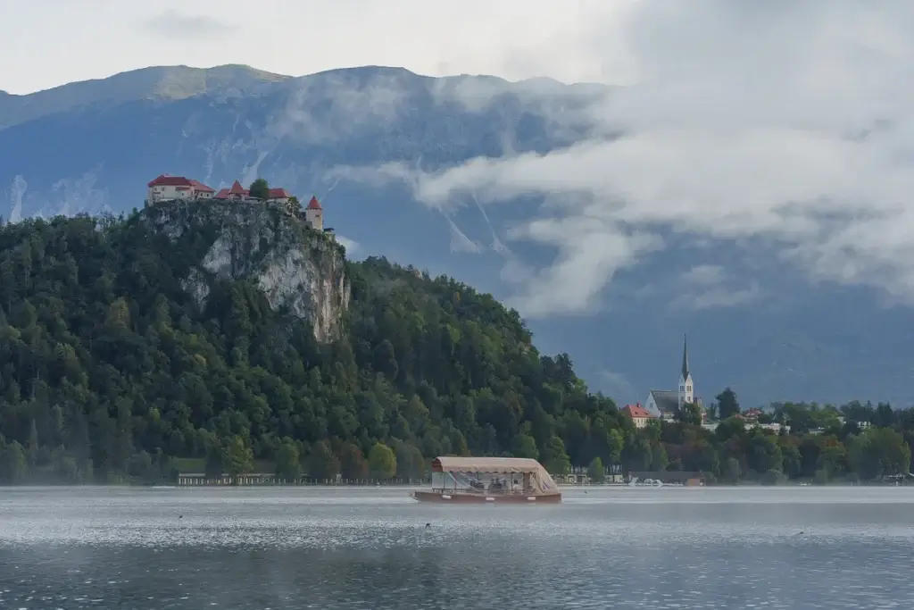 pletna traversant le ac de bled à travers la brume