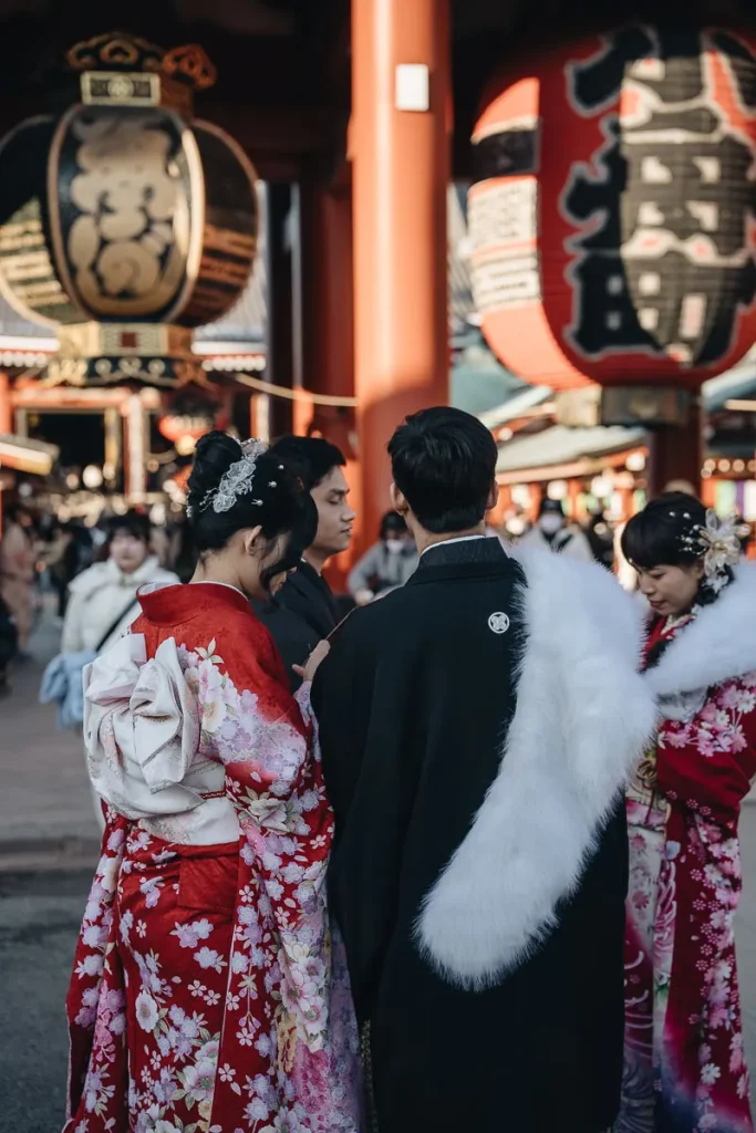 Couple en tenue traditionnelle japonaise devant le temple Senso-ji à Tokyo