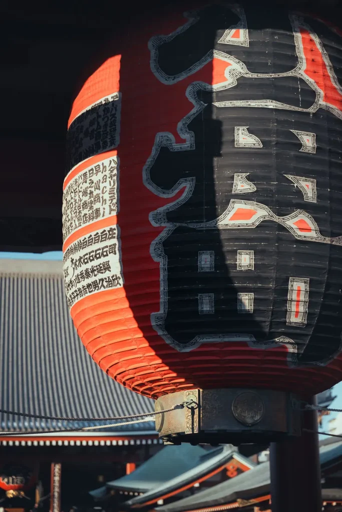 Immense lanterne rouge du temple Senso-ji dans le quartier d’Asakusa à Tokyo