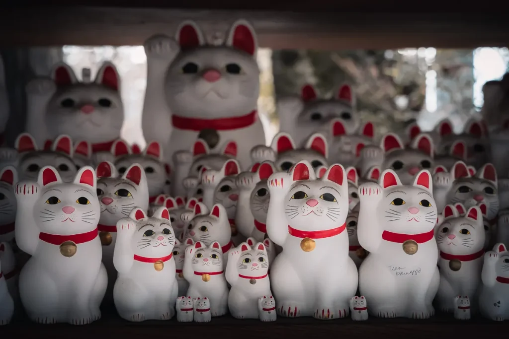 Collection de maneki-neko au temple Gotokuji, célèbre sanctuaire des chats à Tokyo