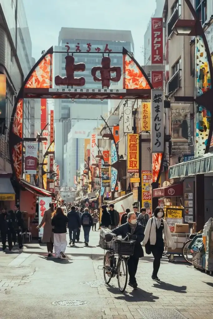 Rue commerçante du marché Ameyoko à Ueno à Tokyo