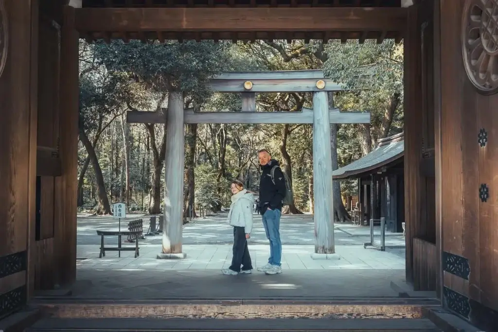 Torii du sanctuaire Meiji-jingu à Tokyo lors d’une visite en famille