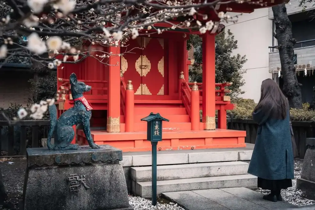 Petit sanctuaire japonais avec statue de renard à Tokyo