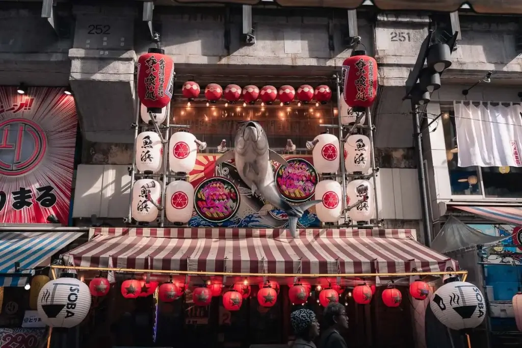 Restaurant typique sous la ligne de métro à Ueno Tokyo, lanternes japonaises