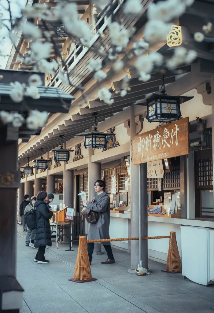 japonais et cerisier en fleurs au temple Kanda-myōjin de Chiyoda
