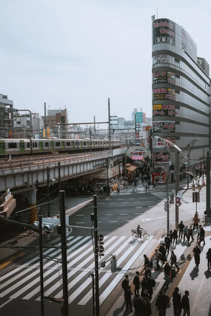 Vue sur le quartier de Ueno avec train urbain à Tokyo