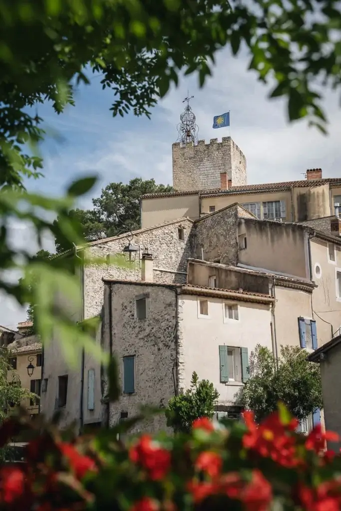 La Tour de l'Horloge emblématique de Pernes-les-Fontaines, vue depuis les ruelles du centre historique