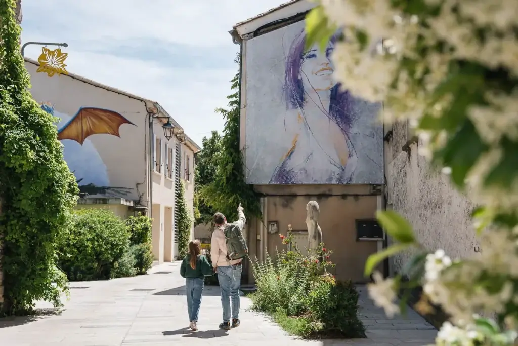 Découverte de la Traversée des Arts à Monteux en famille, fresques et trompe-l'œil street art
