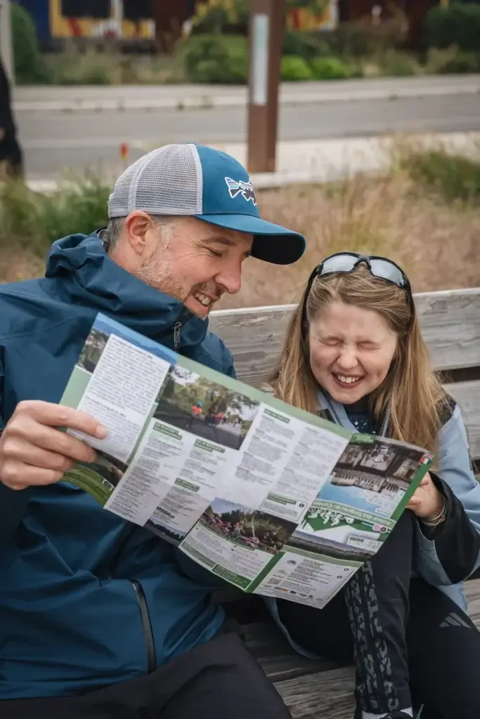 famille consulte la carte de la Via Venaissia avant de partir à vélo aux portes du Mont Ventoux