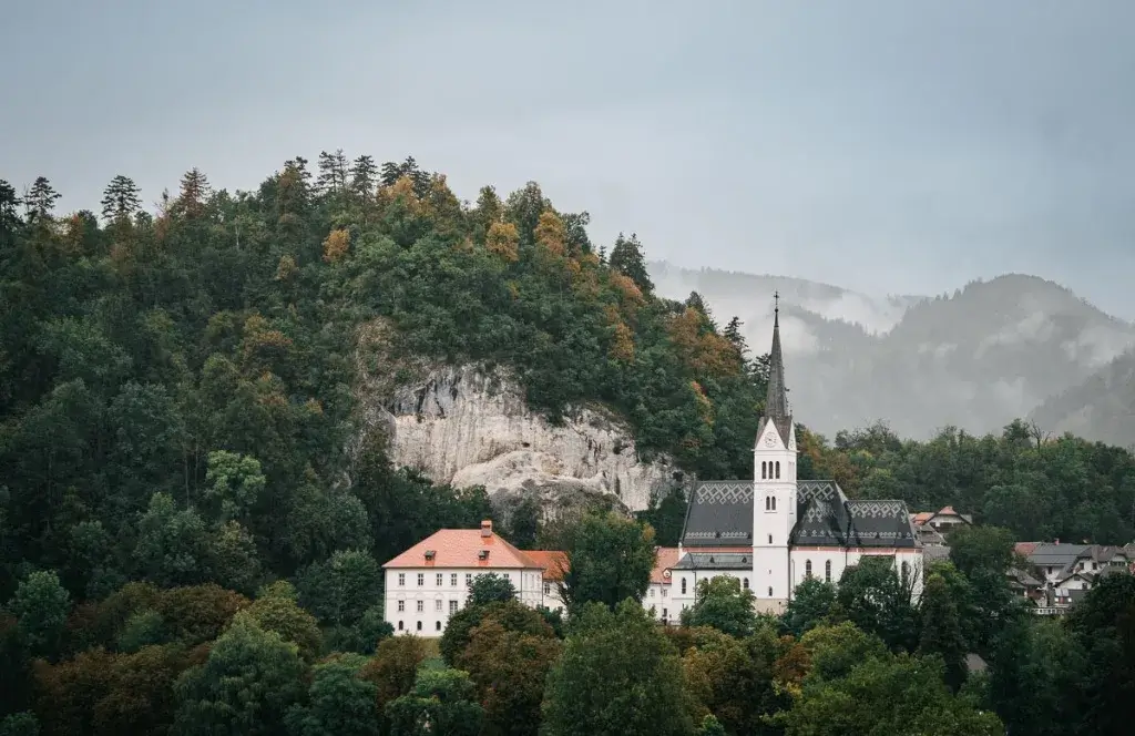 Vue dégagée sur le lac de Bled, son château perché et son île depuis les rochers d'Ojstrica