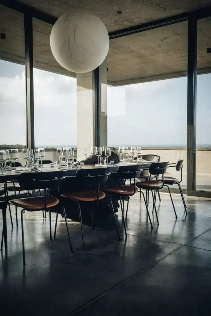 Salle de dégustation de l'Azores Wine Company sur l'île de Pico aux Açores, grandes baies vitrées avec vue sur l'océan