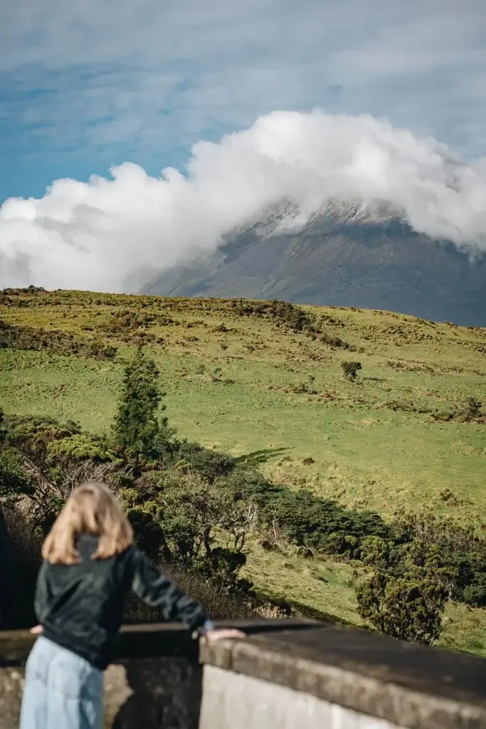 enfant depuis le belvédère observe la vue sur le volcan Pico aux Açores