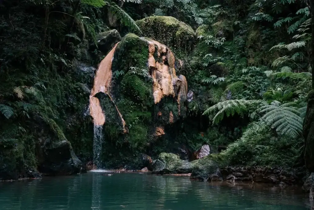Cascade d'eau chaude et bassin naturel de Caldeira Velha à São Miguel aux Açores