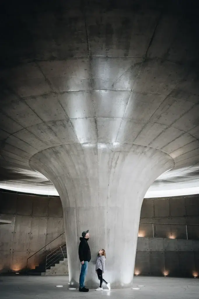 Architecture intérieure spectaculaire du Centre d'Interprétation du Volcan Capelinhos à Faial aux Açores, pilier en béton