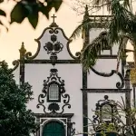 Église baroque au coucher du soleil dans un village de São Miguel aux Açores