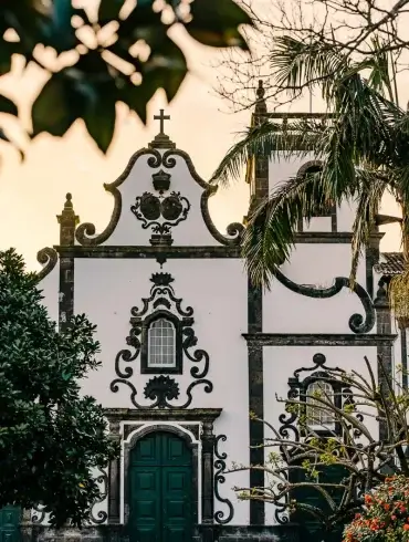 Église baroque au coucher du soleil dans un village de São Miguel aux Açores