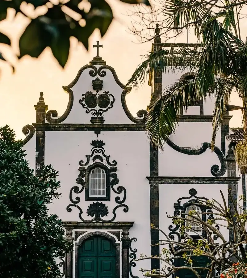 Église baroque au coucher du soleil dans un village de São Miguel aux Açores