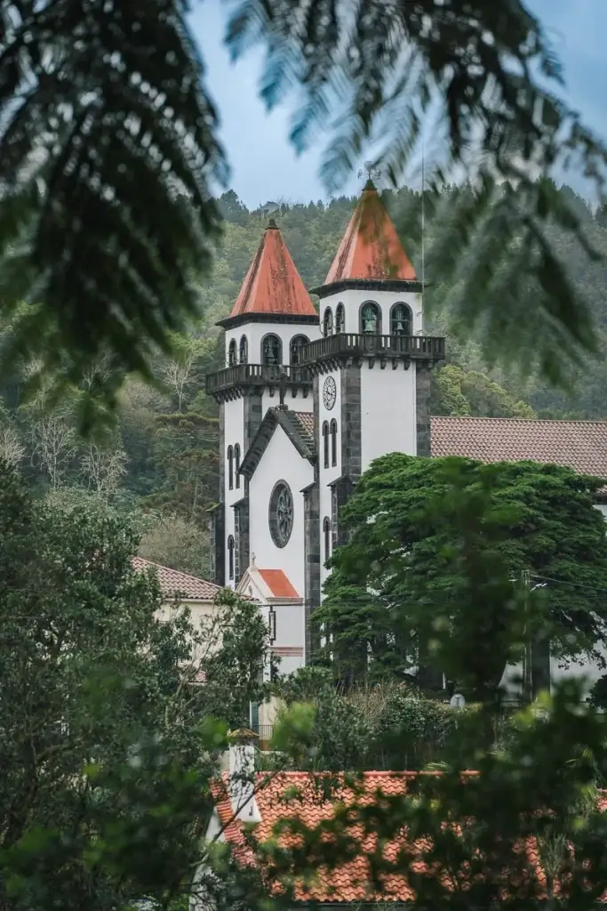 Église de Furnas vue depuis le parc Terra Nostra à São Miguel aux Açores