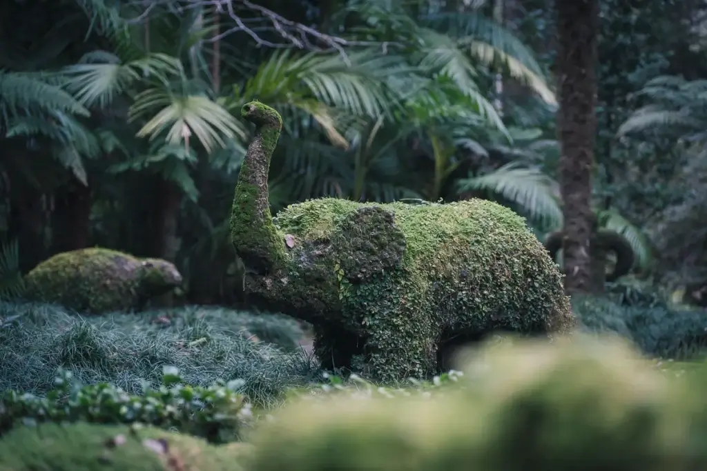 Sculpture végétale en forme d'éléphant couverte de mousse dans le parc Terra Nostra à Furnas