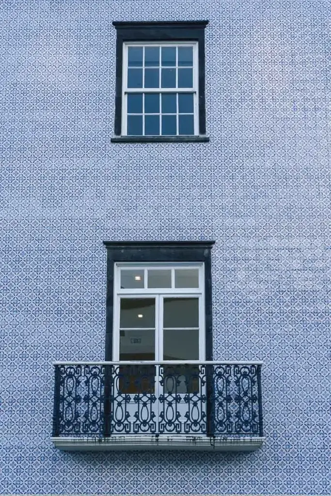 Façade couverte d'azulejos bleus avec balcon en fer forgé à Ponta Delgada à São Miguel