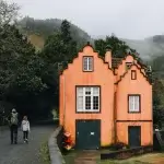 Maison orange typique dans le village de Furnas à São Miguel aux Açores, sous la brume