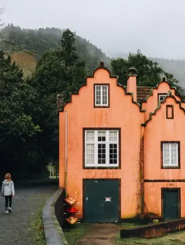 Maison orange typique dans le village de Furnas à São Miguel aux Açores, sous la brume
