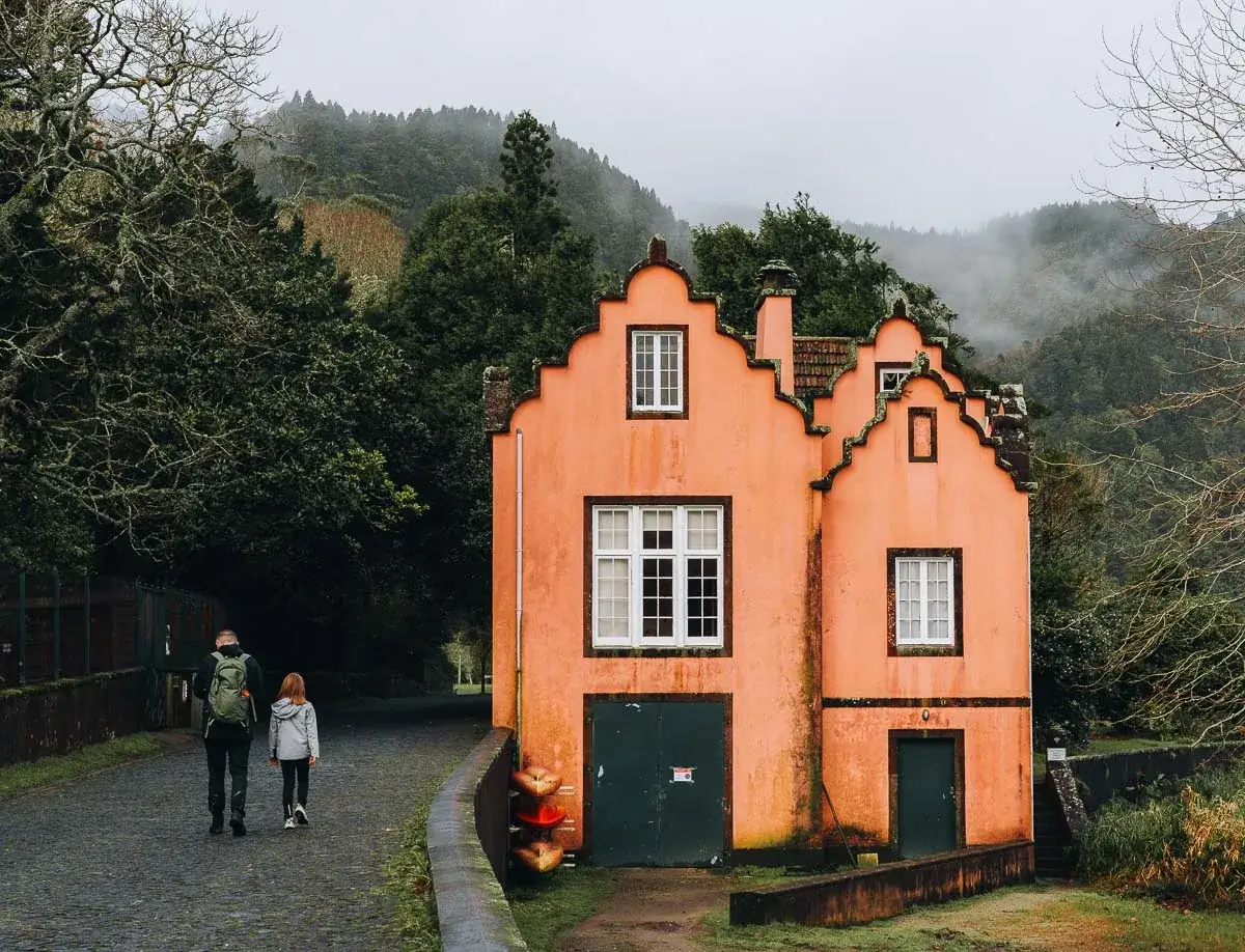 Maison orange typique dans le village de Furnas à São Miguel aux Açores, sous la brume