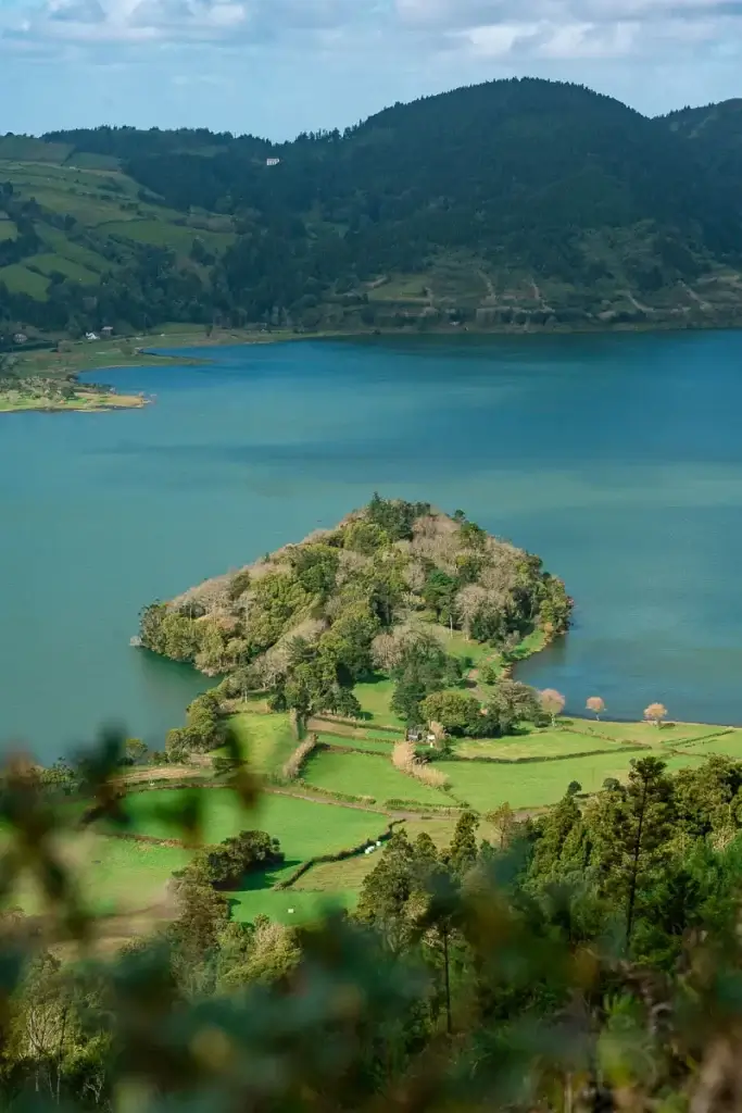 Îlot boisé sur le lac de Sete Cidades à São Miguel aux Açores