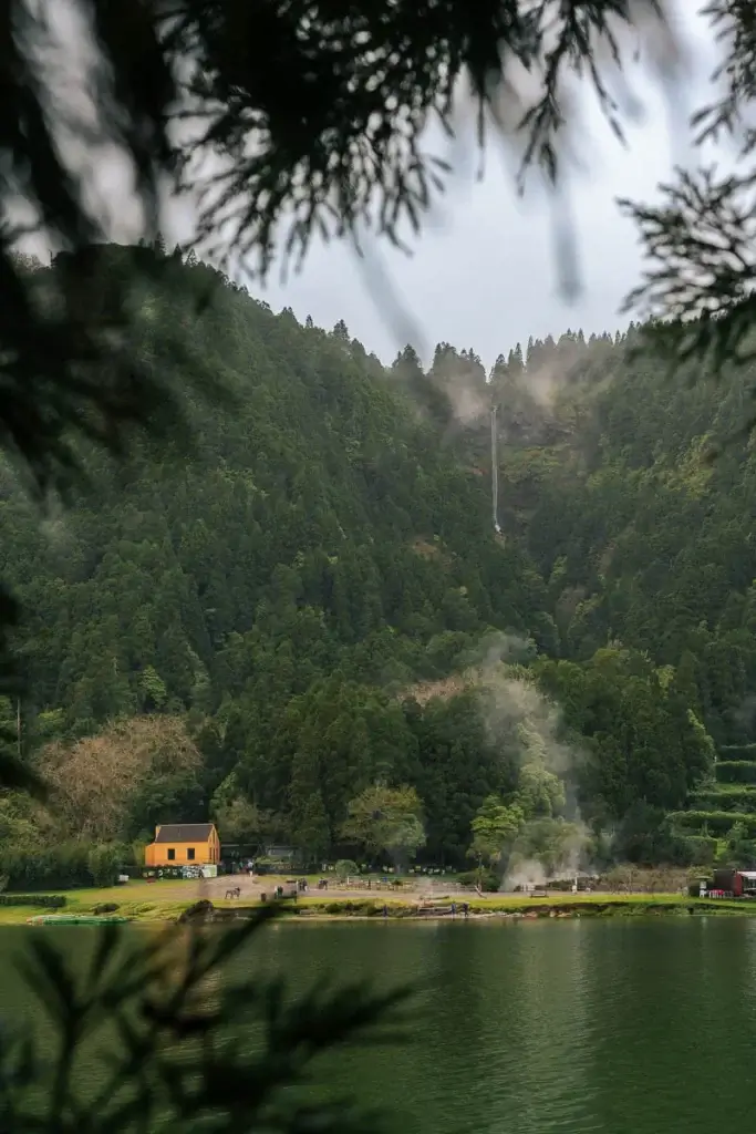 Lac de Furnas avec cascade et fumerolles volcaniques entouré de forêt à São Miguel aux Açores