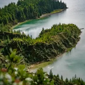 lac de fogo et ses eaux turquoise sur l'île de São Miguel aux Açores