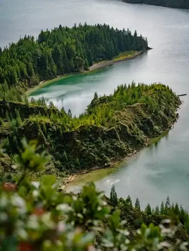 lac de fogo et ses eaux turquoise sur l'île de São Miguel aux Açores