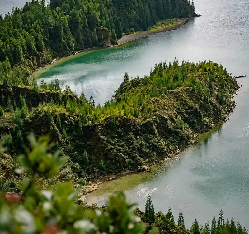 lac de fogo et ses eaux turquoise sur l'île de São Miguel aux Açores