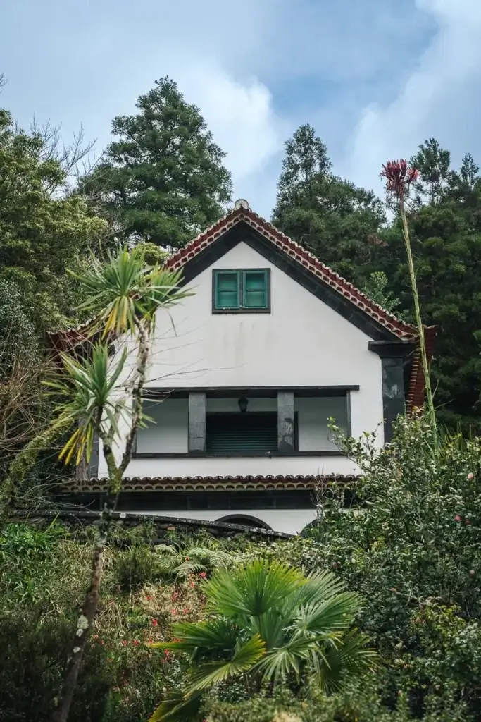 Maison traditionnelle açorienne entourée de végétation luxuriante à Furnas aux Açores