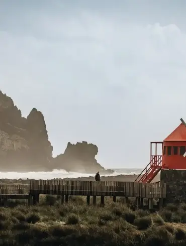 Moulin à vent rouge face aux vagues sur la côte de Pico aux Açores