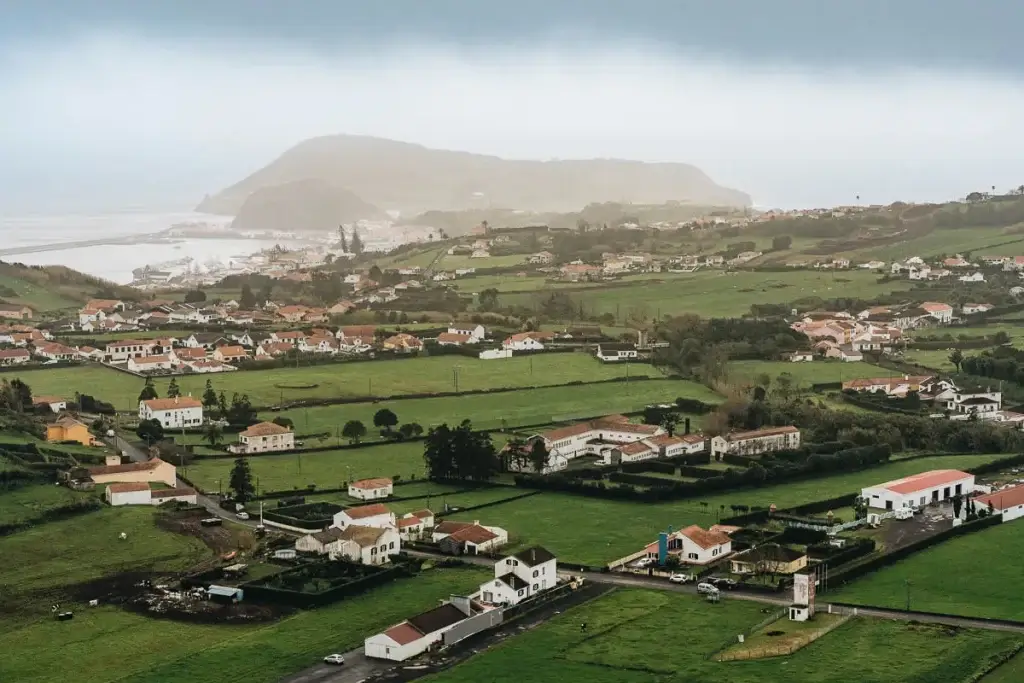 Vue panoramique sur les champs verts et les maisons blanches de l'île de Faial aux Açores depuis les hauteurs