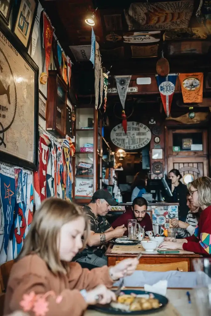 Intérieur du mythique Peter Café Sport à Horta sur l'île de Faial aux Açores, fanions et déco marine
