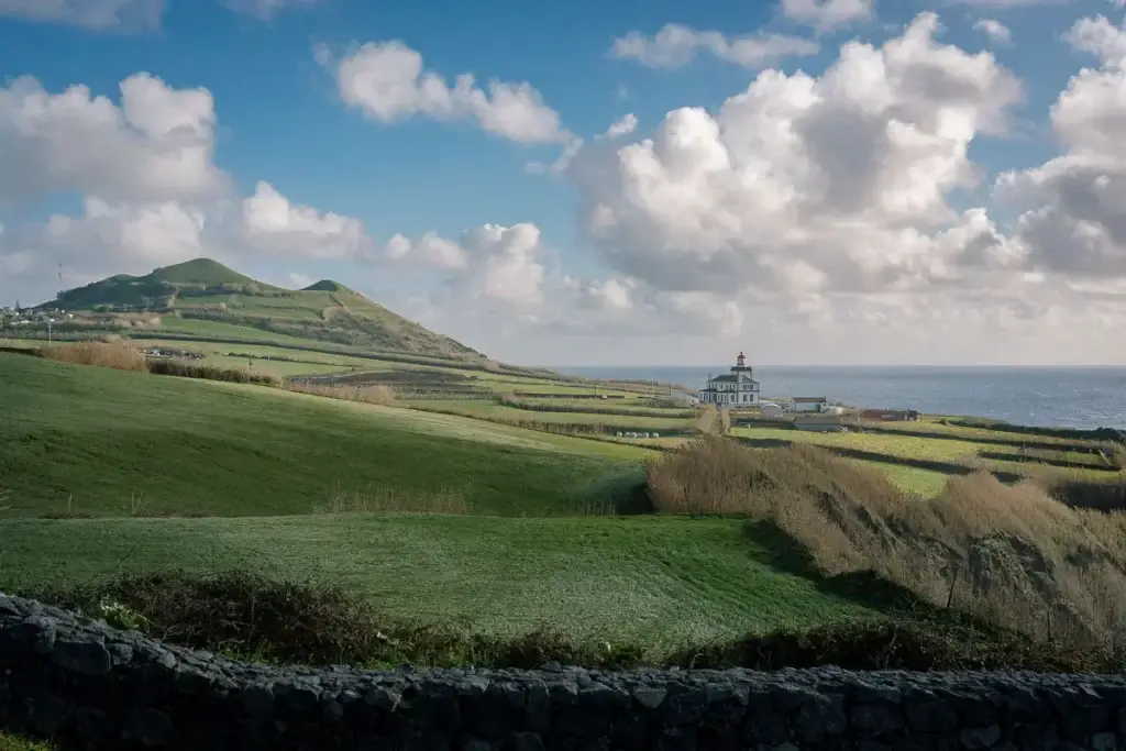 Phare et paysage côtier verdoyant à São Miguel aux Açores