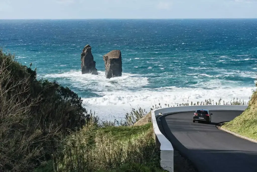 Route côtière et îlots rocheux de Mosteiros à São Miguel aux Açores