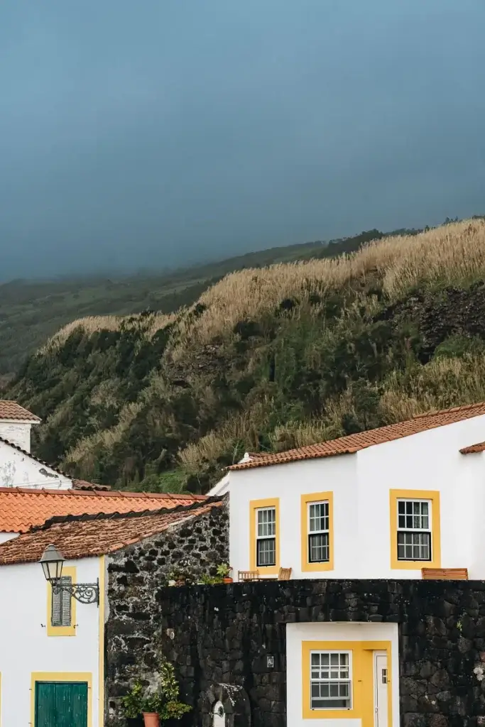 illage aux maisons à volets jaunes au pied de la montagne à Pico aux Açores