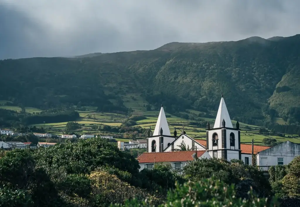Vue panoramique sur les champs verts et les maisons blanches de l'île de Pico aux Açores depuis les hauteurs