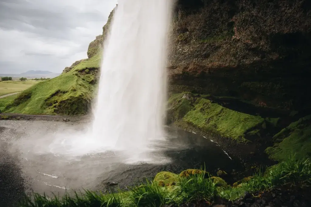 Vue rapprochée de la puissance des chutes de la cascade Seljalandsfoss en Islande