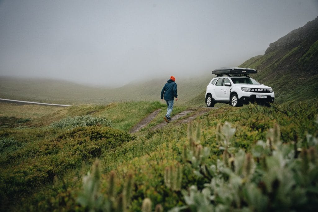 Voyageur rejoignant rejoignant son 4X4 en Islande l'été
