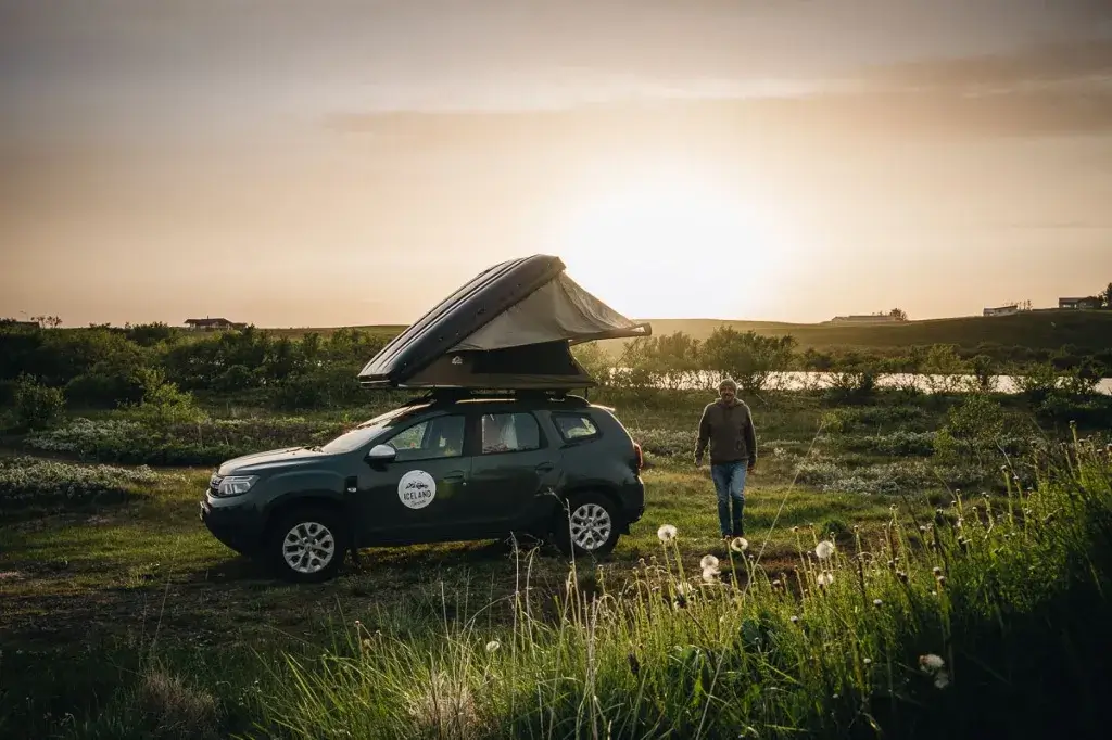 Islande avec un 4x4 équipé d'une tente de toit pendant le soleil de minuit